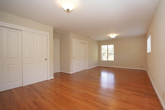 Building Photo - 7175 Red Holly Ct