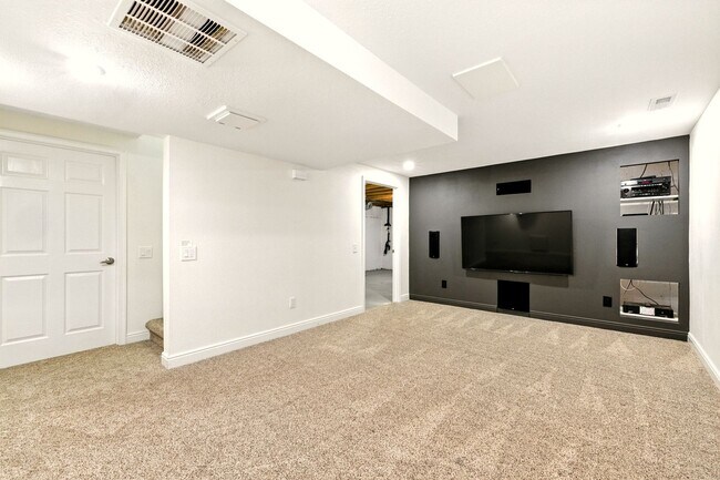Building Photo - Gorgeous 3 Bed 2.5 Bath Townhome in Little...