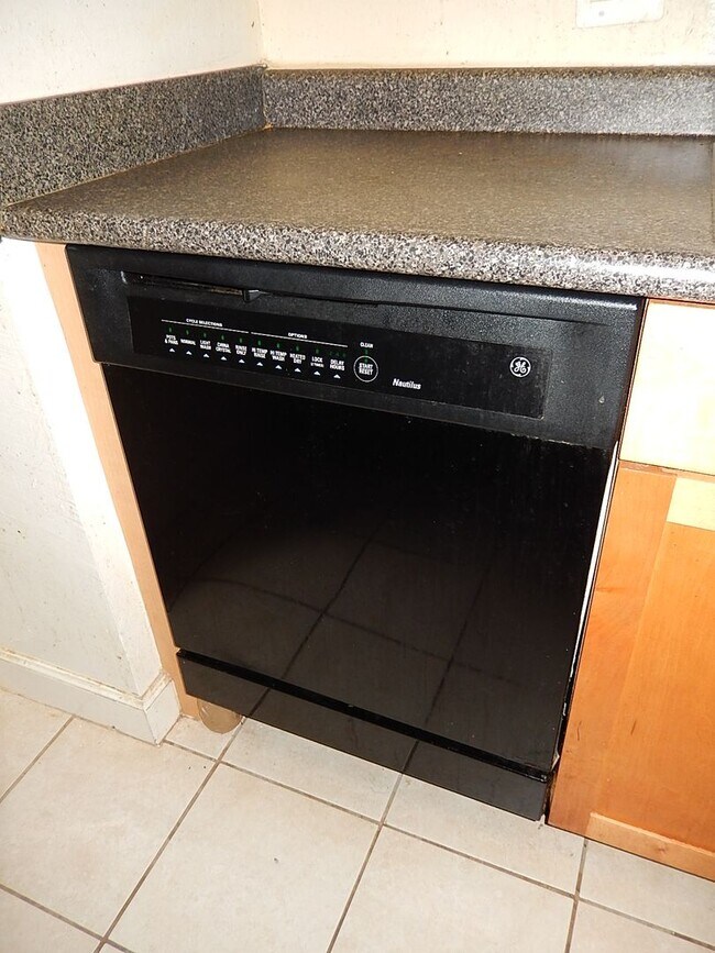 Building Photo - Charming 1 Bedroom 1 Bathroom Condo In Much Sought After EOS-21