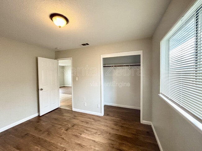 Building Photo - 920 Vermont Ave