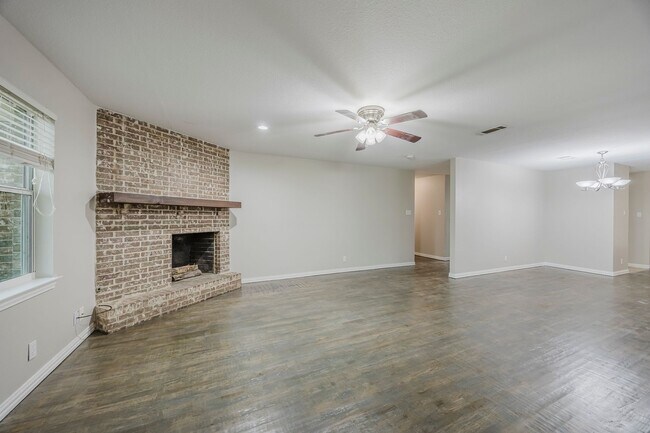 Building Photo - 4 Bedroom, 3 Bath Home Gorgeously Remodeled