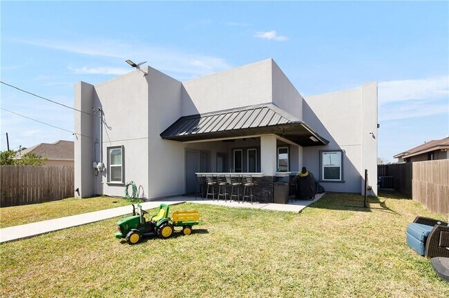 Building Photo - 21 Middle St