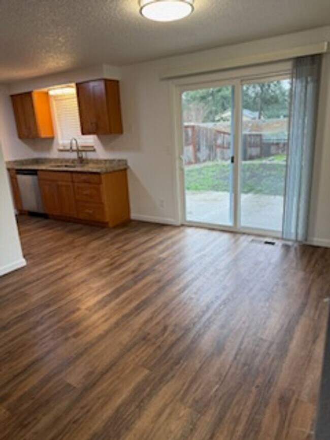 Building Photo - Central Lakes - Lakewood Duplex