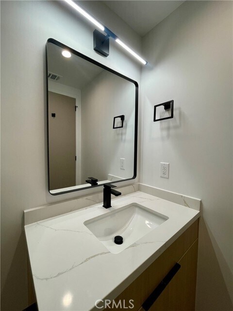 Building Photo - 613 W 41st Pl