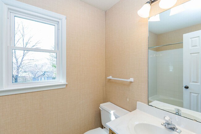 Building Photo - Immaculate updated 2 story 3 bedroom 2.5 bathroom house in the Briarwood area Greensboro