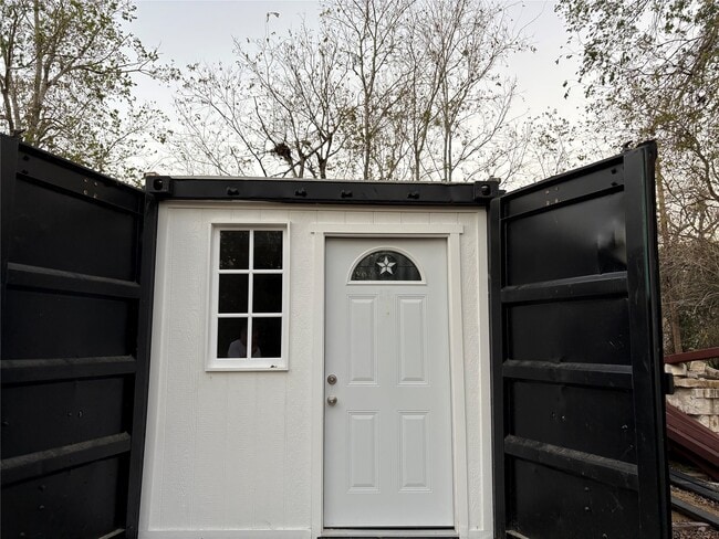 Building Photo - 919 Brooks Ave