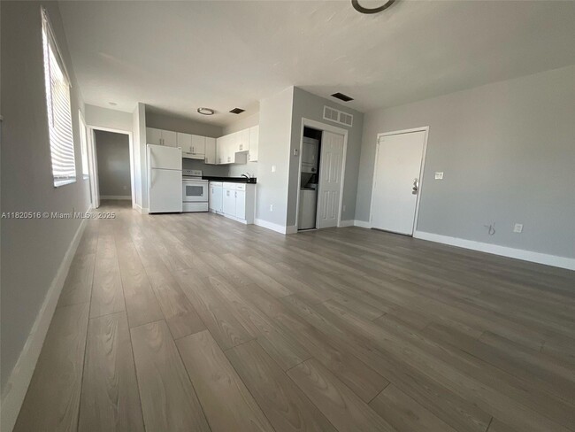 Building Photo - 1360 Collins Ave