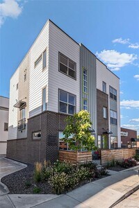 Building Photo - Beautiful Townhome in Southeast Denver