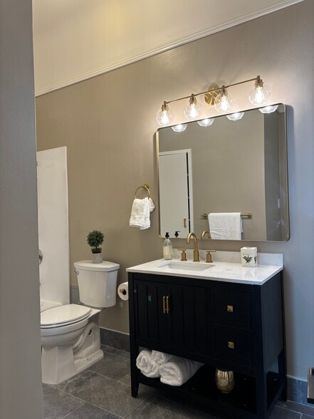 bathroom - 1101 Leavenworth St