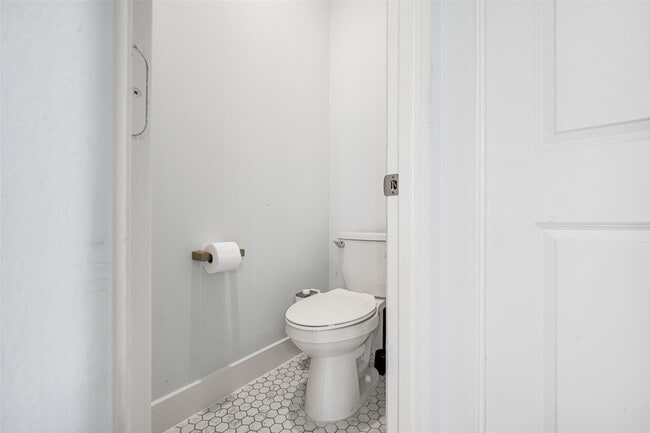 Building Photo - 2324 Camden Dr