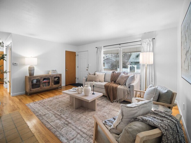 Building Photo - Beautiful FULLY FURNISHED TWO BEDROOM DUPLEX!