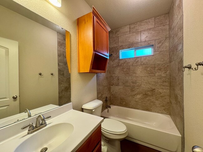 Building Photo - Savannah Court Luxury Townhomes