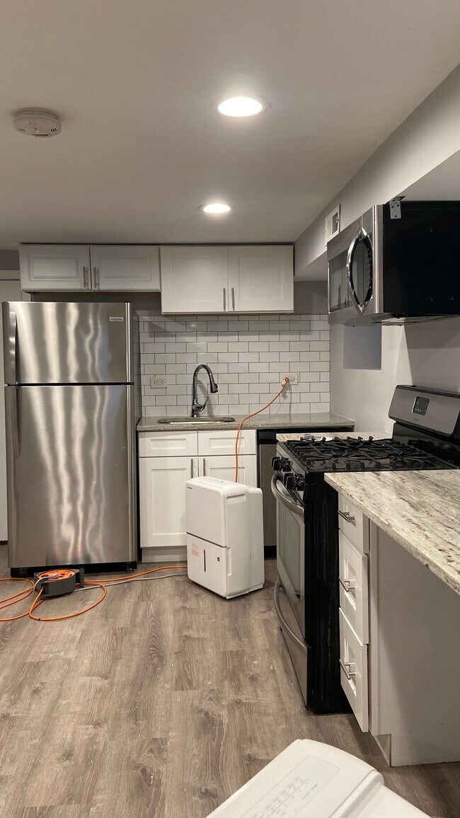 Kitchen - 1475 W Huron St