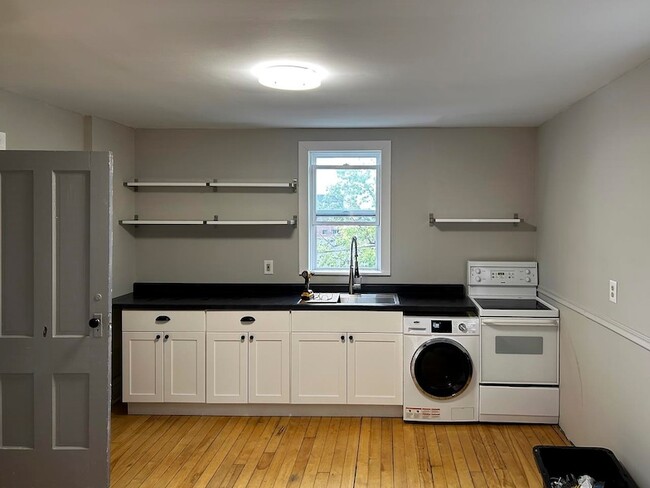 Primary Photo - 119 N 7th Ave W