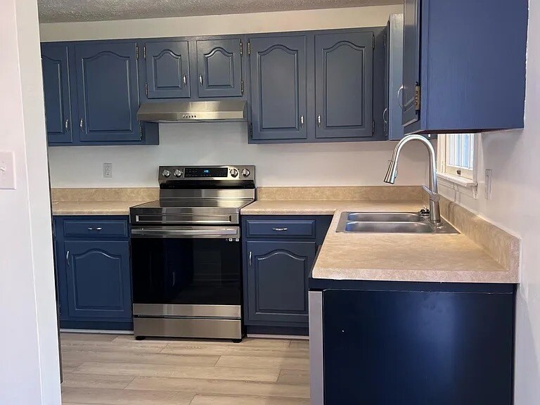 Building Photo - 1637 River Crest Dr