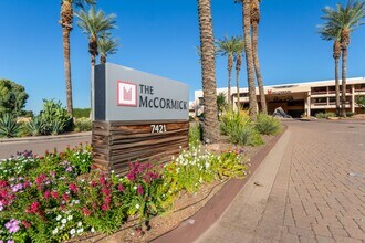 Building Photo - RESORT Style FULLY-FURNISHED Condo in Para...