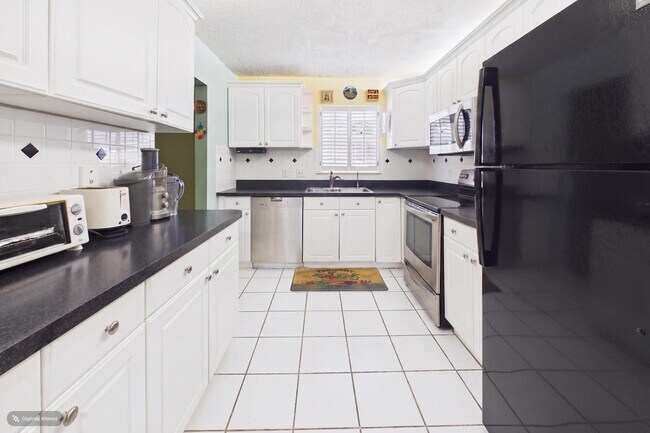 Building Photo - 8511 Old Country Manor