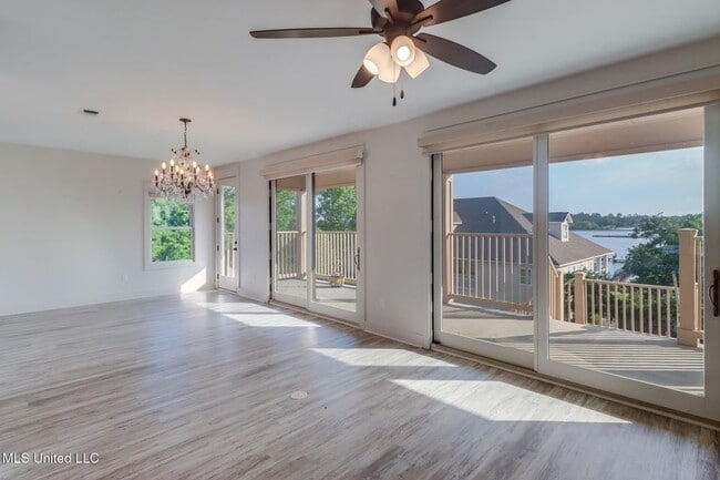 Building Photo - 238 Lovers Ln