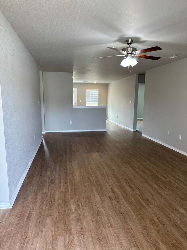 Building Photo - Comfort & Space Await — Pre-Leasing 4BR/2BA in Cypress Bend