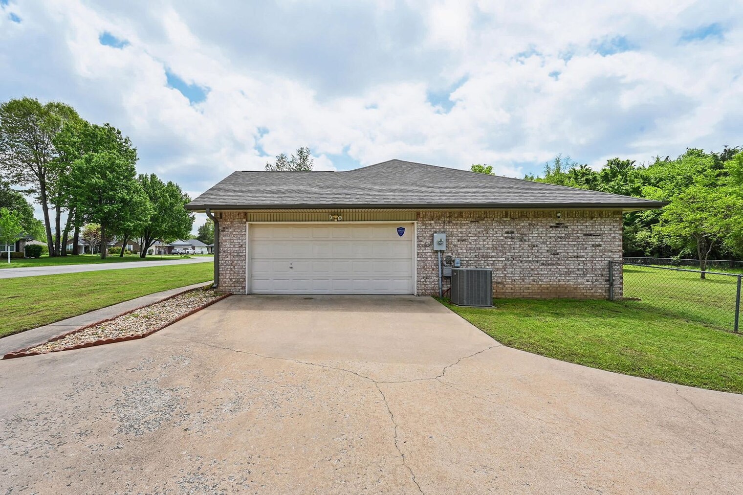 Building Photo - 822 Chatsworth Dr
