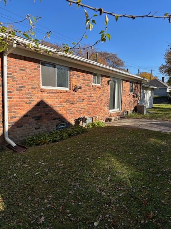 Primary Photo - 3 BED, 1.5 BATH IN DOWNTOWN PLYMOUTH