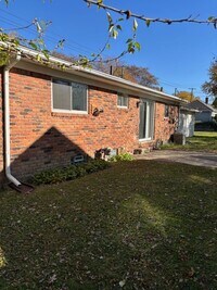 Building Photo - 3 BED, 1.5 BATH IN DOWNTOWN PLYMOUTH