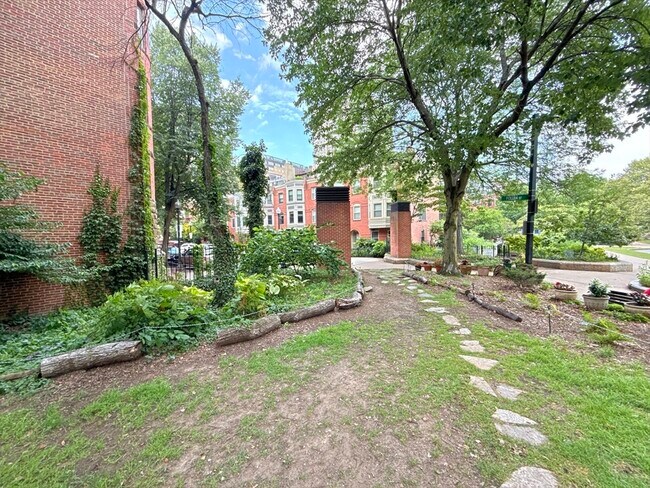 Building Photo - 25 Follen St