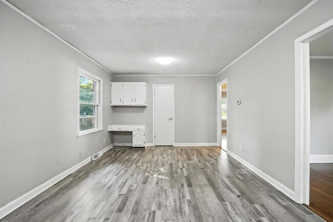 Building Photo - Charming Brick Ranch in Popular Oakhurst