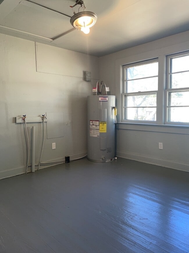 Building Photo - 2 Bedroom 1 Bathroom