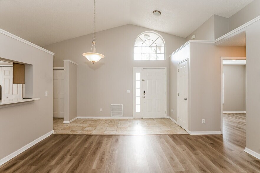 Building Photo - 466 Valencia Pl Cir