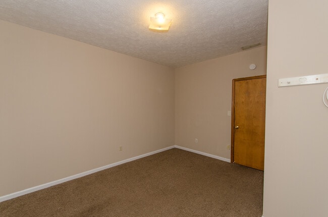 Building Photo - 4 bedroom, 1 bath home: Available July 2026!
