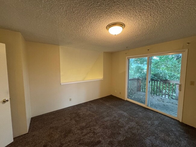 Building Photo - 2 Bedroom in Great S. Eugene Location