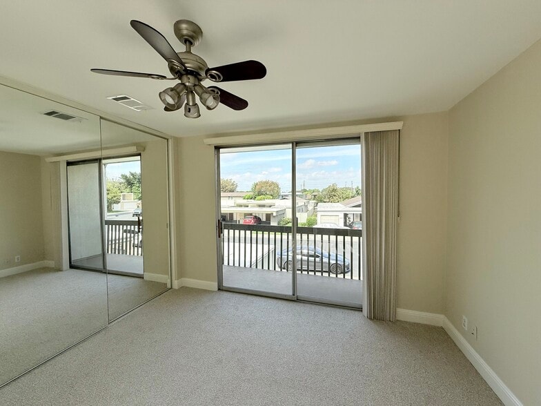 Building Photo - 4126 Del Mar Ave