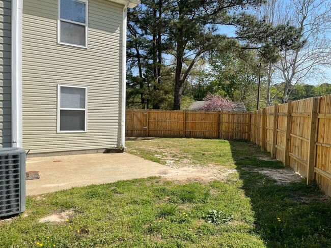 Building Photo - 3-bedroom townhouse close to Chesapeake Sq...