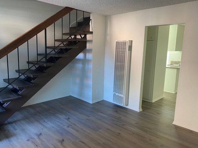 Building Photo - 2 story 2 bed, 1 1/2 bath Monticello Condo