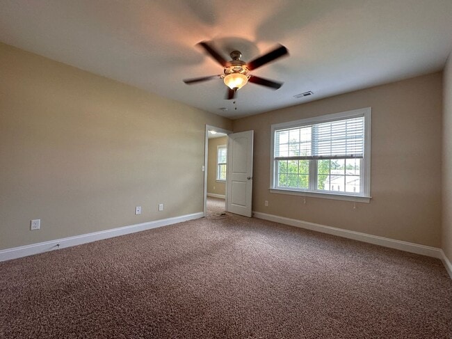 Building Photo - Perfect on Pineflat!