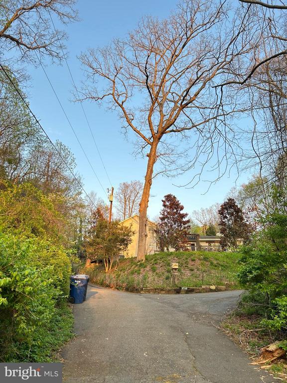 Building Photo - 9740 Deerhaven Ln