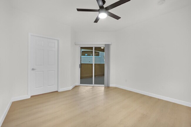 Building Photo - Experience Las Vegas in style and comfort with this beautiful first-floor 3-bedroom condo