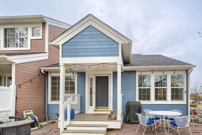 Building Photo - 2 BDR Gorgeous Updated Townhome with Huge Garden