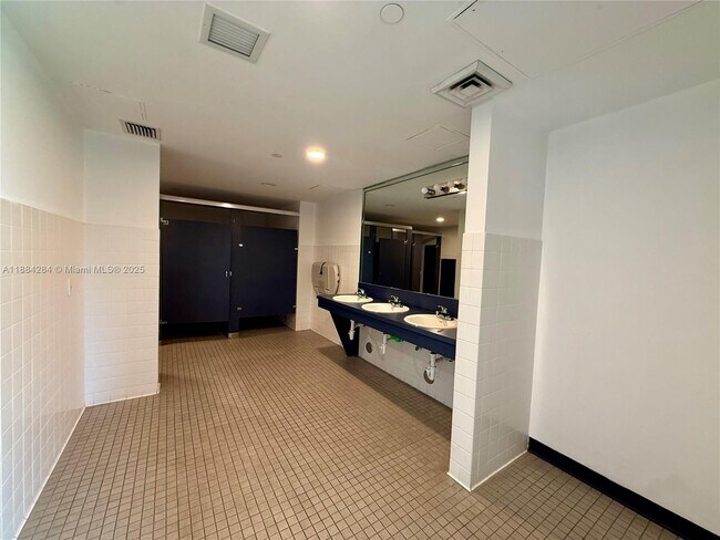 Building Photo - 3000 Coral Wy