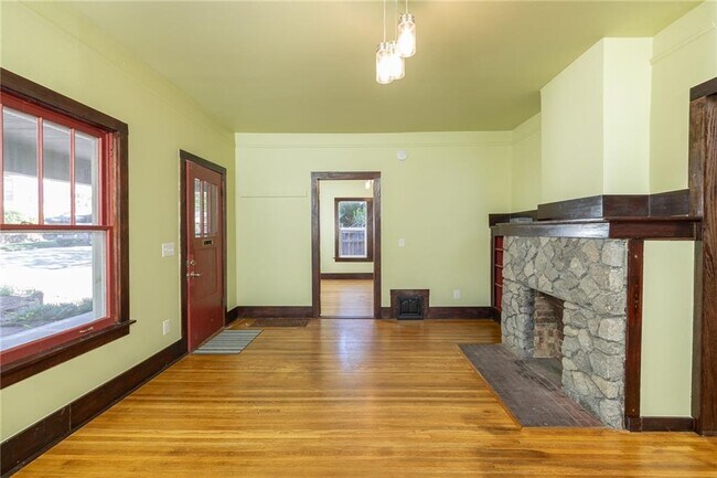 Building Photo - 312 S Willow Ave