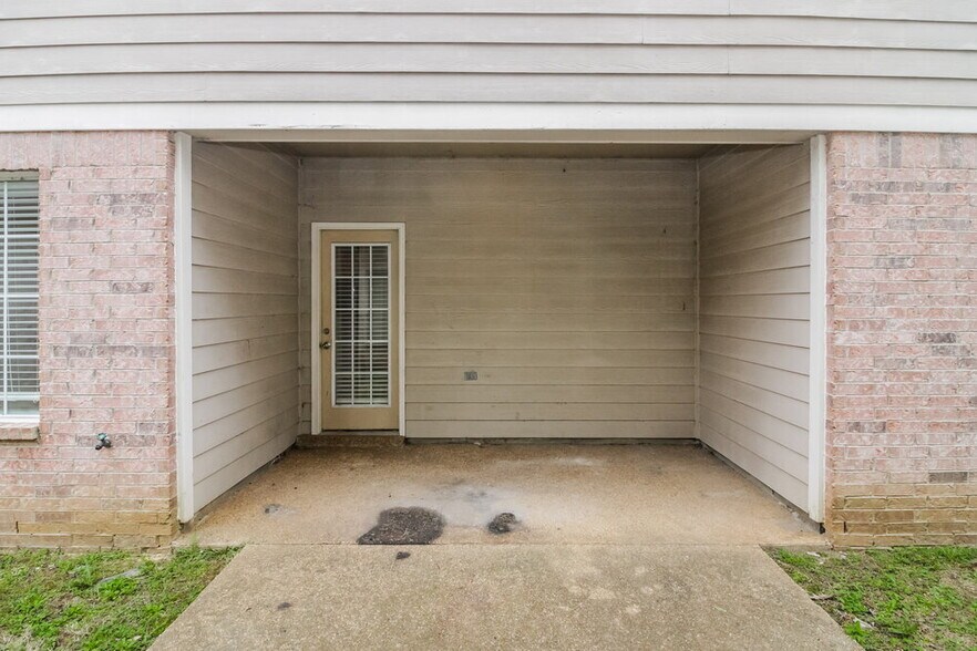 Building Photo - 10093 Woodland Hills Dr