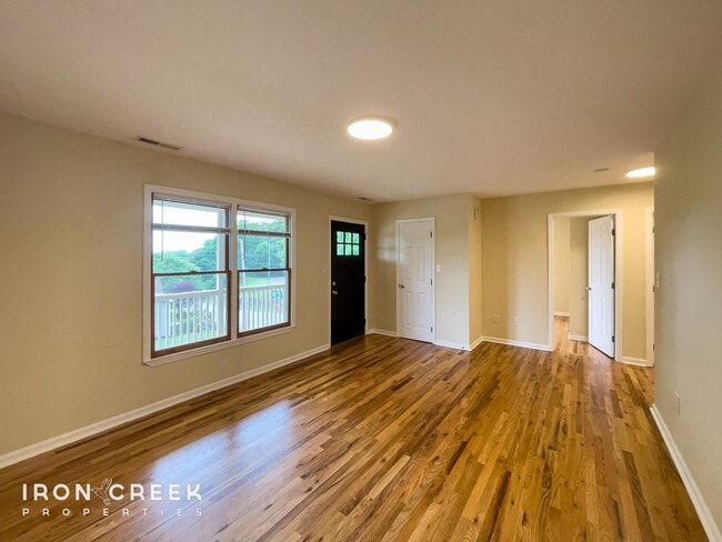 Building Photo - Beautifully Updated Three-Bedroom with Gar...