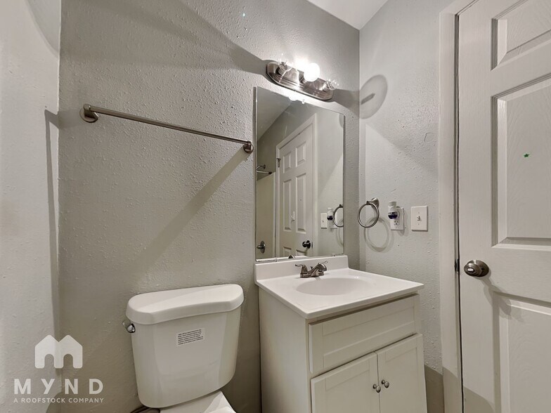 Building Photo - 1033 Busac Ave