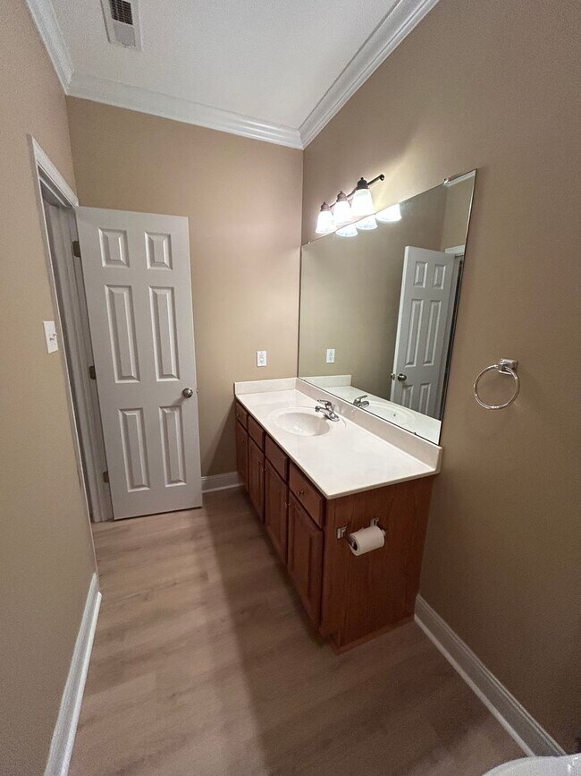 Building Photo - Freshly Renovated 2-Bed, 2-Bath Home