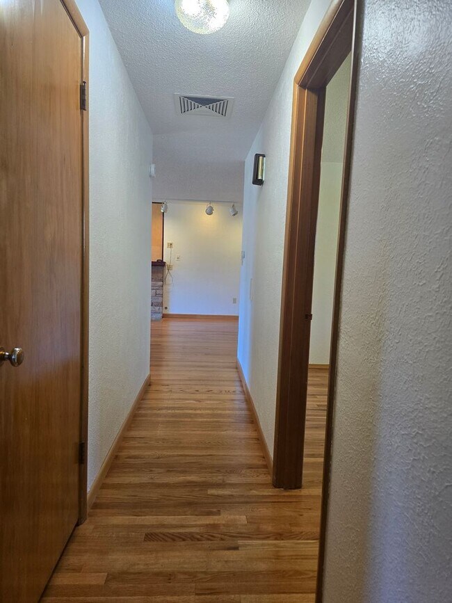 Building Photo - Spacious North Tacoma Rambler