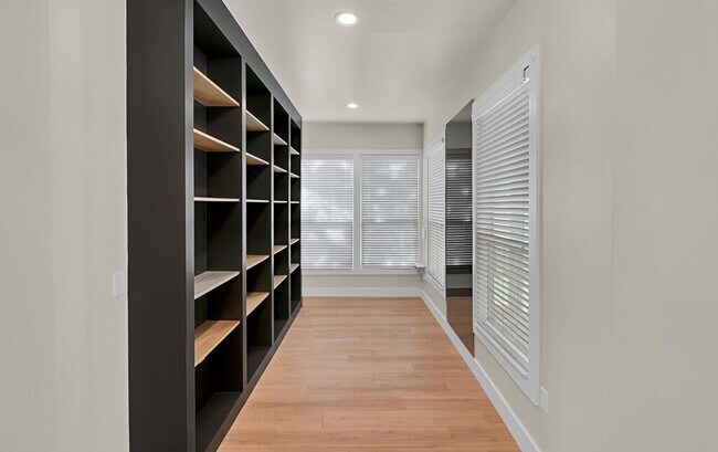 Building Photo - Beautiful 3 bedroom / 3 bath house available now!