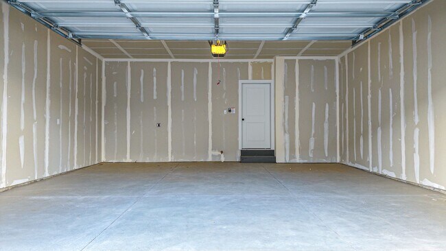 Building Photo - *No Security Deposit Required Upfront for 6 Months!  2024 Townhome. Move In Special!