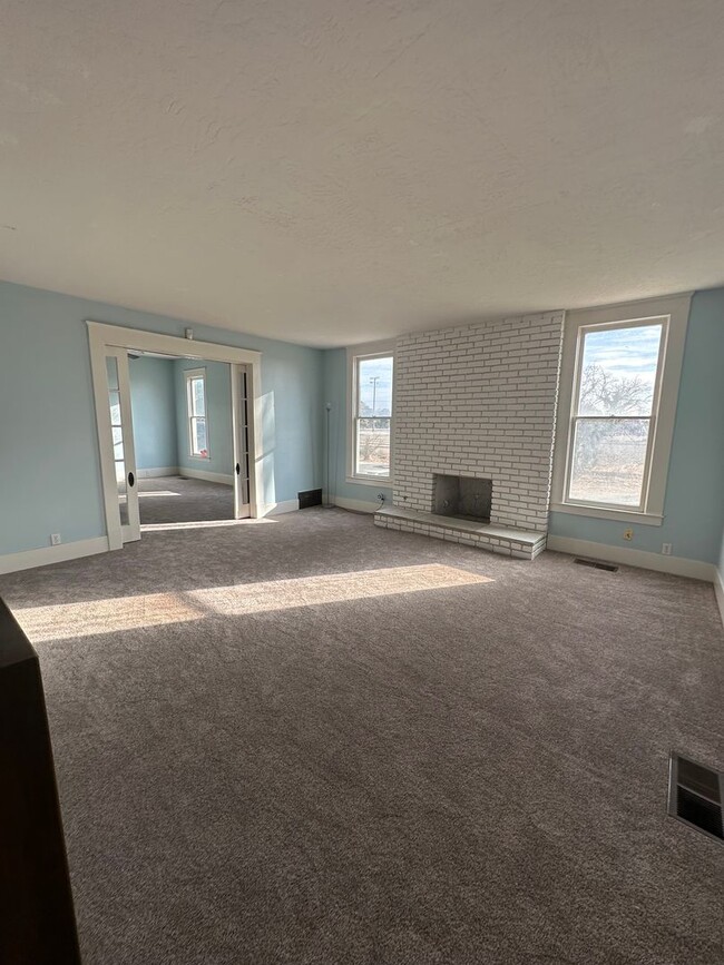 Building Photo - 3 bedroom 3 bathroom with an office Countr...