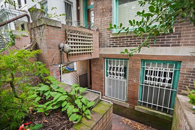 Building Photo - 1944 Calvert St NW